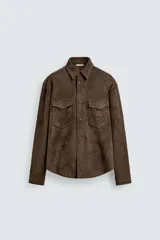 Sobrecamisa de corte regular fit confeccionada en tejido con efecto ante. Presenta cuello solapa, cierre frontal con botones a presión, mangas largas con puños abotonados y dos bolsillos de plastrón con solapa en el pecho.