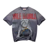 Remera de corte oversize color gris oscuro con efecto acid wash, mangas cortas, cuello redondo y detalles de roturas. Presenta una gran estampa frontal con la ilustración de un bulldog con collar de tachas y cadenas, acompañada por las letras "YALE WORLD" decoradas con strass rojo.