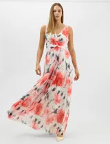 Vestido largo de chifón plisado con estampado floral en tonos rojos y grises sobre base blanca. Presenta escote en V profundo con panel de microtul, cintura drapeada con nudo central y falda amplia con capa frontal asimétrica. Incluye forro interior y cierre invisible en la espalda.