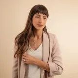 Esclava de alambre redondo en plata 925 con dije de medalla colgante circular.