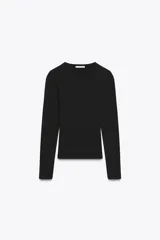 Camiseta de manga larga con cuello redondo y corte ajustado, confeccionada en tejido de mezcla de algodón suave.