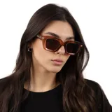 Lentes de sol con armazón de acetato en tono carey y cristales degradados. Presentan un diseño rectangular de estilo moderno y cuentan con protección UV400.