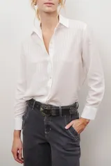 Camisa de mujer a rayas verticales blancas y rosadas, con cuello clásico, cierre de botones frontal y mangas largas con puños abotonados.