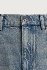 Jeans baggy fit de tiro medio, confeccionados en denim de algodón rígido con efecto lavado. Presentan un diseño de corte holgado y amplio en toda la pierna, con estilo clásico de cinco bolsillos y cierre frontal con cremallera y botón.
