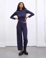 Pantalón azul marino de corte palazzo con costuras en color marrón.