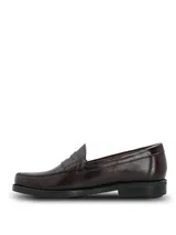 Mocasines de cuero color bordó con diseño clásico tipo penny loafer, costuras reforzadas en la puntera y suela con tecnología de amortiguación.