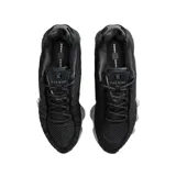 Championes Nike Shox TL color negro con detalles plateados, capellada de malla transpirable, estructura de TPU para mayor soporte y columnas de amortiguación mecánica.