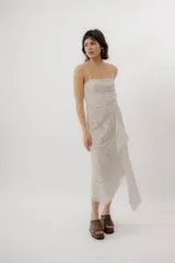 Vestido midi de broderie de algodón color blanco, con escote cuadrado, tirantes finos regulables en la espalda y diseño romántico.