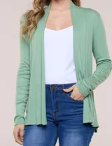 Cardigan liviano de punto acanalado verde, con frente abierto sin cierres y mangas largas.