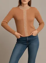 Sweater de lanilla color camel, con cuello alto y detalle de apliques de strass en cuello y centro.