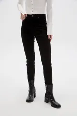 Pantalón jean skinny de calce medio, color negro.