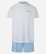 Conjunto de pijama corto para hombre, compuesto por una remera de manga corta con cuello redondo y bolsillo en el pecho, y un short con cintura elástica. Diseño a rayas finas.