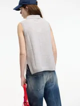 Chaleco color beige de cashmere con cuello polo y botones.