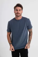 Remera de cuello redondo y manga corta, con corte clásico y diseño liso.