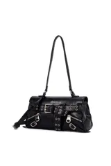 Cartera negra de cuero sintético con diseño estilo biker, detalles de hebillas, ojales metálicos y cierres decorativos. Tiene una correa de hombro ajustable y el logo "Oreiro Love" grabado en la parte frontal.