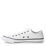 Championes de corte bajo Converse modelo Chuck Taylor All Star, confeccionados en cuero blanco con puntera de goma y suela vulcanizada con detalle de línea negra.
