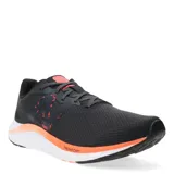 Championes de running New Balance modelo Fresh Foam Arishi V4, color negro con detalles en naranja y blanco. Presentan una parte superior de malla transpirable con refuerzos sintéticos y de gamuza, entresuela con tecnología Fresh Foam para mayor amortiguación y suela de goma resistente.