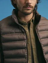 Camisa de manga larga confeccionada en pana de algodón, con cuello button-down y bolsillo frontal en el pecho.