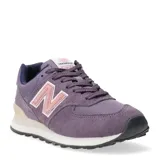 Championes New Balance 574 de gamuza color violeta con detalles en rosa y blanco.