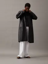 Blusa negra de satén brillante con cuello redondo y mangas cortas.