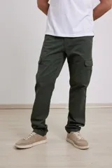 Pantalon cargo de corte recto en color verde militar, confeccionado en sarga de algodón con elastano. Presenta bolsillos laterales con fuelle y tapa, además de bolsillos traseros con cierre de botón.