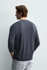 Sweater de punto relaxed fit confeccionado en hilatura con viscosa de tacto suave, color marrón, con cuello redondo y manga larga. Cuenta con acabados en rib.