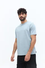 Remera básica de hombre con cuello redondo y mangas cortas, confeccionada en algodón. Presenta un pequeño logo bordado en el pecho.