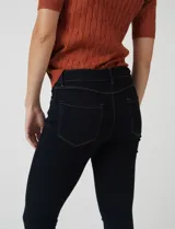 Jean modelo skinny de la marca DJeans, color azul oscuro. Presenta un diseño de tiro medio con cierre frontal y botón, además de bolsillos funcionales tanto en la parte delantera como en la trasera.