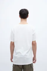 Remera celeste con estampa frontal en color rojo con la frase "UNIFORM ENERGY NO DAYS OFF".