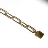 Pulsera dorada de acero con eslabones grandes y dije cuadrado.