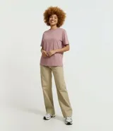 Remera boxy color rosado, de manga corta, cuello redondo y sisa deslocada, confeccionada en algodón BCI.