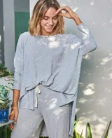 Remerón gris de manga larga, fabricado en tejido de morley y viscosa.