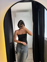 Body negro sin mangas con escote strapless.