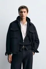 Sobrecamisa de corte regular fit confeccionada en tejido con mezcla de lana. Presenta cuello solapa, cierre frontal con cremallera, bolsillos de plastrón con solapa en el pecho y bolsillos laterales. Las mangas largas terminan en puños con botón oculto.