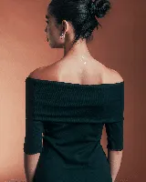 Vestido negro con escote bardot y mangas 3/4, confeccionado en algodón.