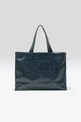 Bolso shopper de gran capacidad confeccionado en cuero vacuno con acabado texturizado verde oscuro. Presenta asas cómodas para el hombro y logo grabado en el frente.