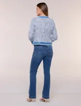 Chaqueta de tweed multicolor con textura tramada y detalles de denim deshilachado en la solapa, bolsillos y puños. Cuenta con escote redondo, frente abierto y bolsillos frontales.