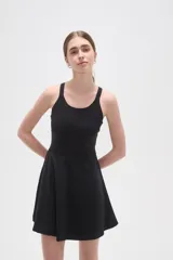 Vestido corto de poliamida, con diseño al cuerpo, breteles finos regulables y escote redondo.