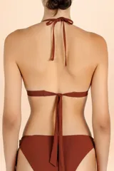 Top de bikini estilo triángulo con escote en V, tirantes ajustables con argollas metálicas doradas y cierre de amarre en la espalda y cuello.