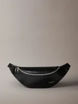 Riñonera negra de poliuretano con cierre de cremallera y logo de Calvin Klein Jeans en el frente.
