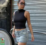 Minifalda de jean celeste con bolsillos delanteros y traseros.