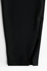 Pantalón deportivo de fútbol en color negro con tecnología DryMove, de corte ajustado, con cintura elástica con cordón ajustable, bolsillos laterales con cierre y cierres en los tobillos.
