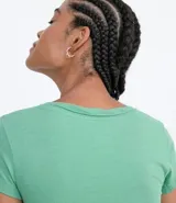 Remera básica celeste con escote en V, manga corta y bolsillo pequeño en el pecho.