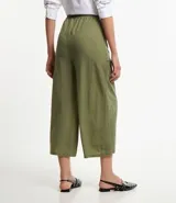 Pantalón pantacourt verde oliva de cintura alta con elástico, bolsillos laterales y lazo ajustable en la cintura.