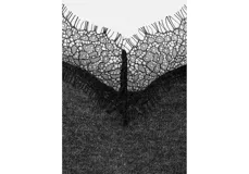 Top gris oscuro con detalles de puntilla negra en el escote y tirantes finos.