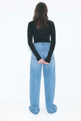 Remera entallada de manga larga con cuello redondo, confeccionada en tejido de punto de algodón.