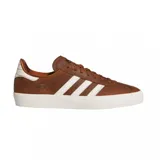 Championes Adidas modelo Gazelle ADV, color marrón con las icónicas tres tiras laterales en blanco y suela de goma blanca. Presentan un diseño clásico de perfil bajo con cierre de cordones.