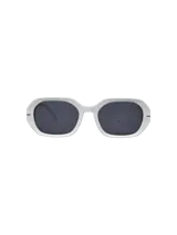 Lentes de sol tipo cat-eye con armazón negro brillante y micas oscuras.