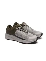 Championes Umbro modelo Adventure para hombre, color gris claro con detalles en verde militar y cordones grises. Presentan la palabra "Umbro" grabada en el lateral del empeine.