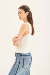 Musculosa de punto compacto color negro, con escote pronunciado y calce al cuerpo.